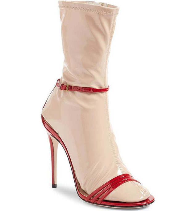 Sandal kèm theo ủng da cho mọi cô nàng sợ đen chân cháy nắng.