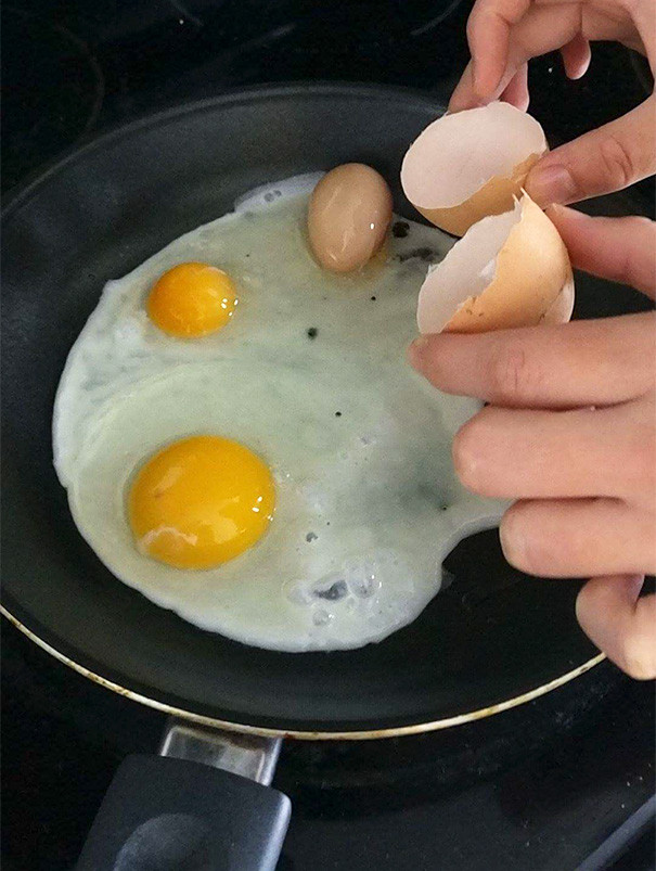 Đây là quả trứng sinh 3 với 2 lòng đỏ và một quả trứng nhỏ xíu nằm lồng trong.