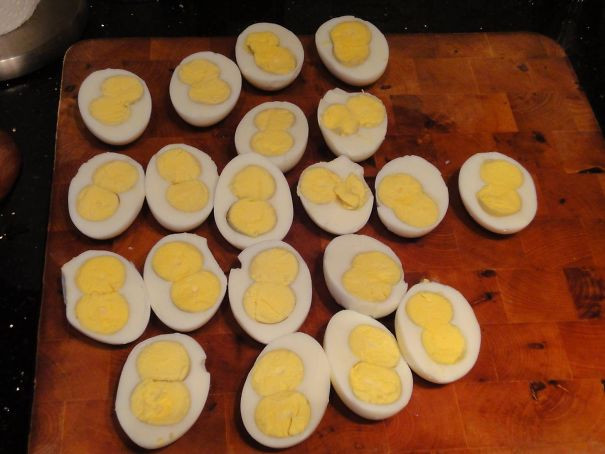 Đây là món trứng luộc sinh đôi với 2 lòng đỏ trong một quả trứng.
