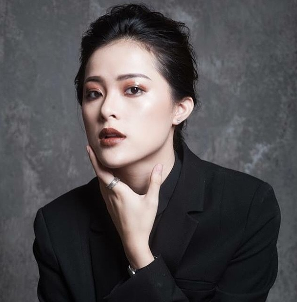 Vùng da mắt thường khá nhạy cảm hơn so với tất cả các vị trí khác trên da mặt, nên Hạ Vi khuyên mọi người nên sử dụng riêng một loại kem dưỡng cho mắt ngay sau khi bôi kem lót trên mặt. Ảnh: Gia đình.
