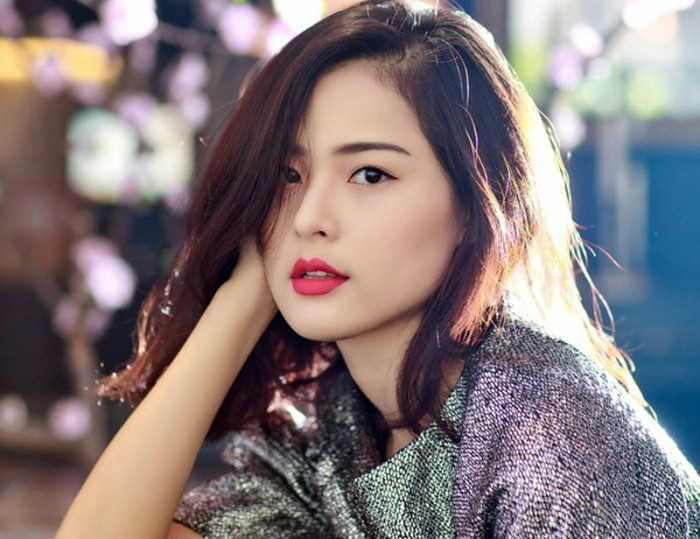 Sử dụng highlight bắt sáng: Đây chính là bí quyết để cho lớp trang điểm của bạn được tự nhiên hơn, trong suốt và bắt mắt hơn rất nhiều. Tùy thuộc vào từng hình dáng khuôn mặt mà mọi người có thể vận dụng đánh highlight để tạo điểm nhấn cho mình. Ảnh: Báo phụ nữ.