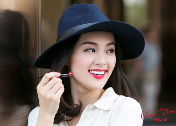 Hạ Vi chia sẻ: dưỡng ẩm da trước khi trang điểm là một trong những bí quyết để làm da luôn khỏe khoắn và căng mọng. Đồng thời da sau khi được dưỡng ẩm sẽ giúp cho lớp trang điểm tự nhiên hơn rất nhiều. Ảnh: Blog công sở.