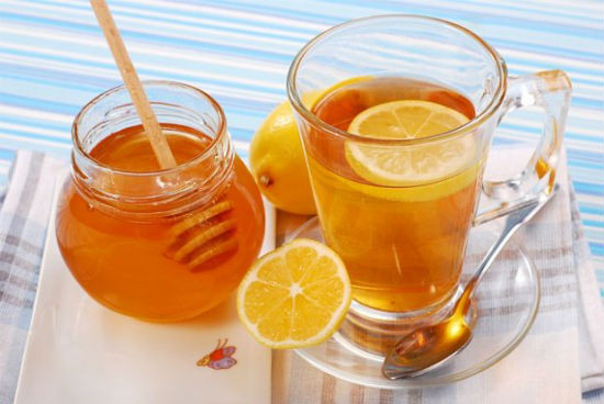 Thay vì sử dụng các loại nước ngọt độc hại thì Lan Khuê uống trà chanh mật ong vào mỗi buổi sáng thức dậy để thanh lọc cơ thể. Ảnh: Tối nay ăn gì.
