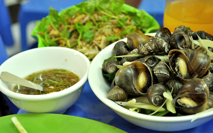 Nhiễm kí sinh trùng trong ốc: môi trường sống của ốc chủ yếu là ở dưới bùn, vì thế nếu chưa ngâm và làm sạch đã chế biến thì món ốc luộc chắc chắn vẫn chứa nhiều loại kí sinh trùng có thể gây ra rất nhiều bệnh nguy hiểm cho sức khỏe. Ảnh: Báo phụ nữ.