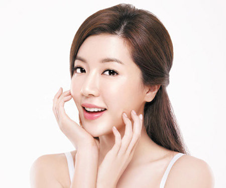 Để làn da láng mịn, không tì vết mọi người nên kiên trì rửa mặt và massage mặt với nước ép mướp đắng này mỗi buổi sáng. Ảnh: Kiến thức.