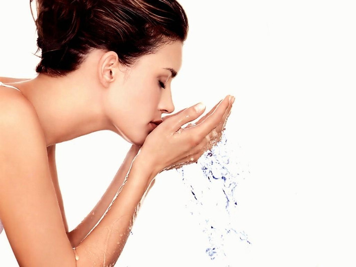 Trước khi dưỡng da bằng nước mướp đắng, bạn phải rửa mặt sạch với nước ấm để lỗ chân lông được giãn nở, loại bỏ bã nhờn và tế bào chết trên da. Ảnh: Tiki.