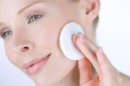 Tiếp theo, dùng một miếng bông tẩy trang hoặc miếng gạc nhỏ thấm vào nước ép mướp đắng thoa lên mặt, massage nhẹ nhàng khoảng 3-4 phút rồi rửa mặt lại với nước sạch. Ảnh: Đào tạo người mẫu.