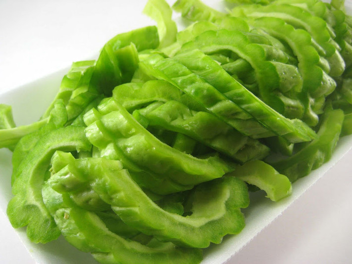 Bước 1: mướp đắng rửa sạch, bỏ hạt, thái thành lát mỏng sau đó đem xay thật nhuyễn. Ảnh: Làm thế nào.