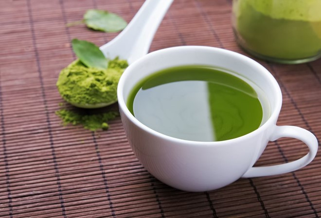 Sử dụng trà matcha để uống hàng ngày thay cho cà phê cũng là cách để trí não bạn luôn khỏe mạnh, giảm stress, tăng cường năng lượng mà không có những loại tác dụng phụ đáng sợ.