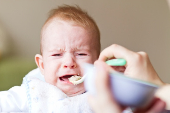 Đánh, cấu cho con khóc để con há miệng: Đây là các mà một số mẹ chọn áp dụng để làm con mở miệng khi bé chọn cách mím chặt môi để không phải ăn.. Ảnh: MD