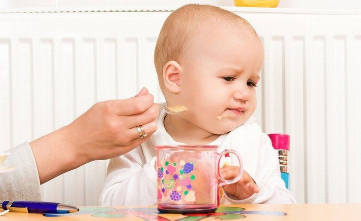 Người mẹ nào cũng mong con mình ăn tốt, ăn ngoan nhưng trên thực tế thì không phải tất cả những đứa trẻ đều như vậy. Đây chính là nguyên nhân khiến cho các mẹ Việt nghĩ ra đủ các hình thức để ép con ăn không khác nào tra tấn mà không hề nghĩ đến hậu quả. Ảnh: Hạnh phúc của mẹ.