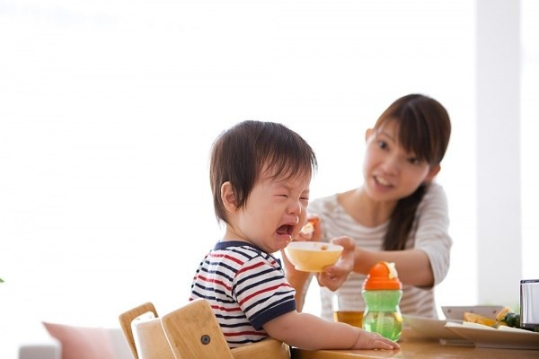 Không có cách nào khiến con tự nguyện há miệng, nhiều bà mẹ Việt đè con ra để cậy miệng hoặc bóp mũi để con phải há miệng. Đối với những đứa trẻ cách làm này không khác gì mẹ đang tra tấn ép cho con ăn hết khẩu phần ăn của mình. Ảnh: Web trẻ thơ.
