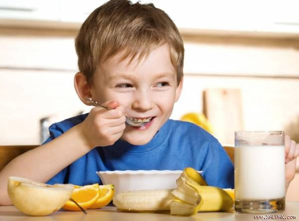 Mẹ có thể giúp bé ngon miệng và hứng thú với bữa ăn hơn bằng cách chế biến những món bé thích, trang trí món ăn hấp dẫn, bắt mắt. Ảnh: Xã luận.