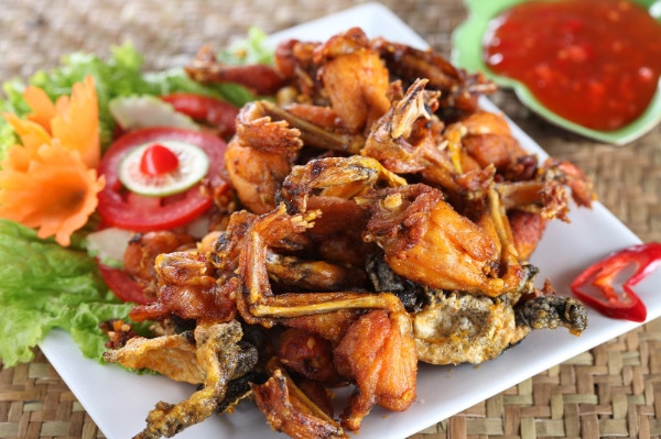 Trong khâu chế biến: làm ếch thật sạch, loại bỏ ruột và cẩn thận tách từng đường gân ở phần đùi ếch sau đó nấu chín kĩ. Ảnh: Phụ nữ ngày nay.