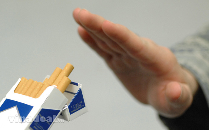 Cai thuốc lá thành công hay không có rất nhiều yếu tố tác động, trong đó quan trọng nhất là quyết tâm của người cai thuốc sau đó mới đến các phương pháp bổ trợ khác. Sự thực có rất nhiều anh chồng khi cai thuốc phải hứng chịu nhiều chiêu trò hỗ trợ oái oăm tới mức phải nổi điên của các bà vợ. Ảnh: Vinadeal.