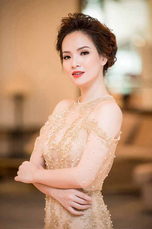 Hãy học bí quyết của nữ MC kiêm diễn viên Đan Lê để có vòng eo con kiến sau sinh mà vẫn đảm bảo sức khỏe để chăm con tốt. Ảnh: 24h.