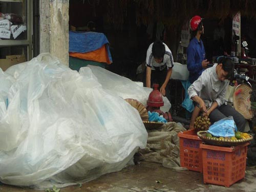 Đá viên: Đây là một phần quan trọng trong các loại nước giải khát mùa hè. Hầu như ai cũng ăn uống những đồ có đá viên trong ngày vào mùa hè dù biết nó tiềm ẩn rất nhiều nguy cơ. Ảnh: Thittruong.