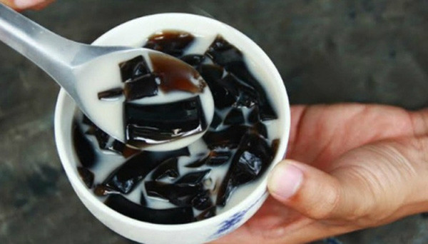 Một số chuyên gia còn cho rằng thạch đen ảnh hưởng đến khả năng hấp thụ protein trong cơ thể. Đối với trẻ em, thạch làm giảm khả năng thèm ăn và hấp thụ chất dinh dưỡng. Ảnh: Songkhoe.