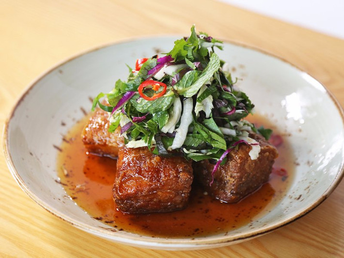 Món thịt lợn chiên giòn ăn kèm sốt táo, caramel và giấm đen là món ngon nổi tiếng ở Melbourne.
