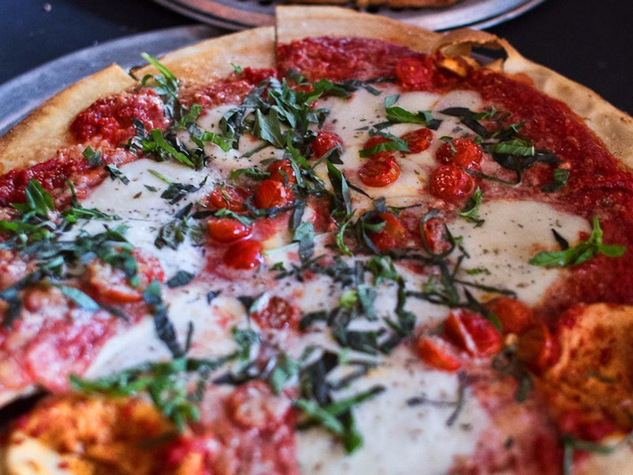 Món Pizza Margherita là món ăn nhanh nổi tiếng và được yêu thích của Chicago bạn cũng không nên bỏ qua. Điểm đặc biệt của loại bánh này là có rất nhiều hương vị thơm ngon khác nhau.