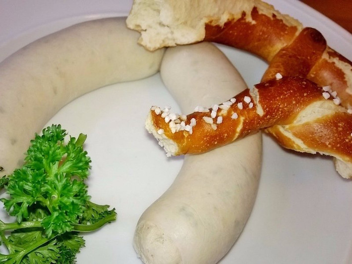 Bánh mỳ xúc xích trắng ngon tuyệt tại Munich. Đây là món ăn truyền thống của Đức được nhiều người yêu thích.