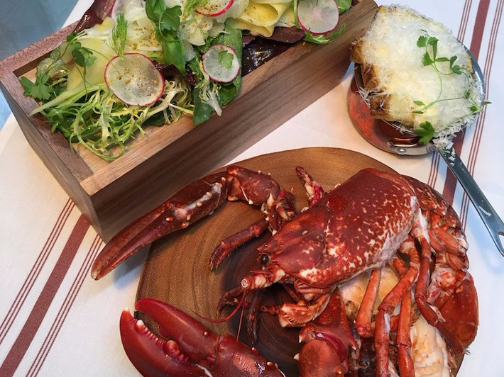 Món tôm hùm biển sâu tươi ngon ăn kèm với khoai tây nghiền và chút salad xoài của thành phố Dublin Ireland.