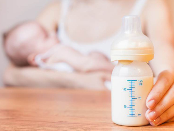 Sữa mẹ sau khi lấy từ tủ lạnh ra ngoài có thể dùng trong vòng 24 tiếng nếu quá thời gian này thì tuyệt đối không nên cho bé bú nữa. Ảnh: Marybaby.