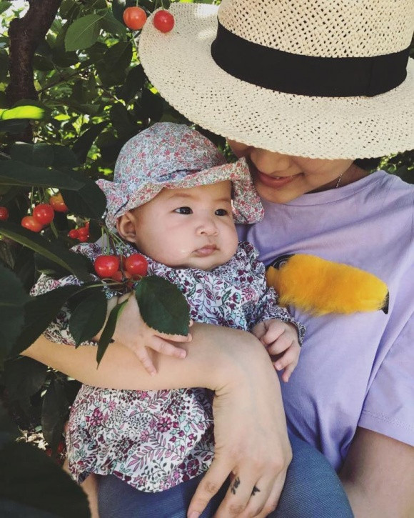Mặc dù chưa có quá nhiều kinh nghiệm trong việc chăm sóc trẻ nhỏ vì mới sinh lần đầu thế nhưng vợ Lam Trường – Yến Phương lại có rất nhiều kinh nghiệm hay trong việc kích sữa nuôi con được nhiều mẹ bầu hưởng ứng. Ảnh: Facebook nhân vật.