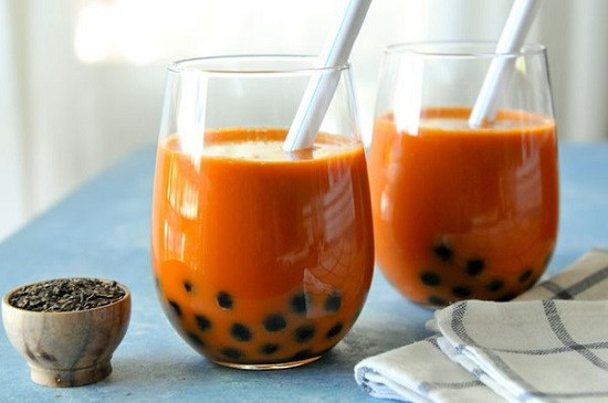 Mọi người có thể tự làm trà sữa tại nhà để đảm bảo an toàn và chất lượng hoặc cũng có thể mua trà sữa tại những cửa hàng uy tín vì trong thời kì cho con bú những gì người mẹ nạp vào cơ thể đều ảnh hưởng rất lớn đến chất lượng sữa. Ảnh: Cách nấu ăn.