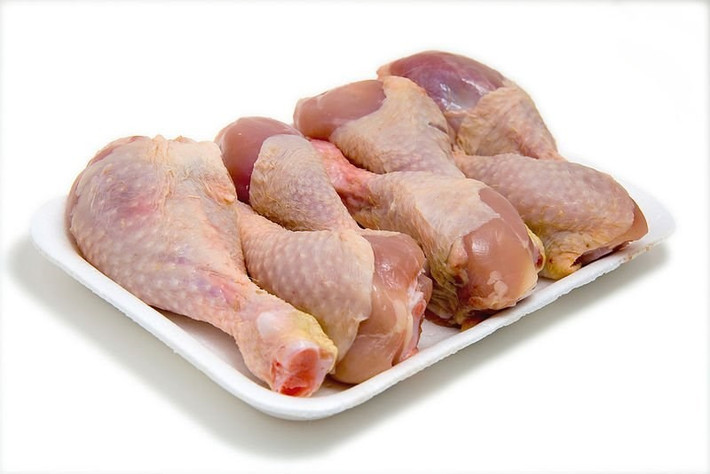 Ngoài ra, cần lưu ý một số vấn đề khi lựa chọn thịt gà phải rõ nguồn gốc xuất xứ, trước khi chế biến phải sơ chế thật sạch và nấu thịt gà phải chín kĩ mới được ăn để tránh gặp phải những vấn đề ngoài ý muốn. Ảnh: Baomoi.
