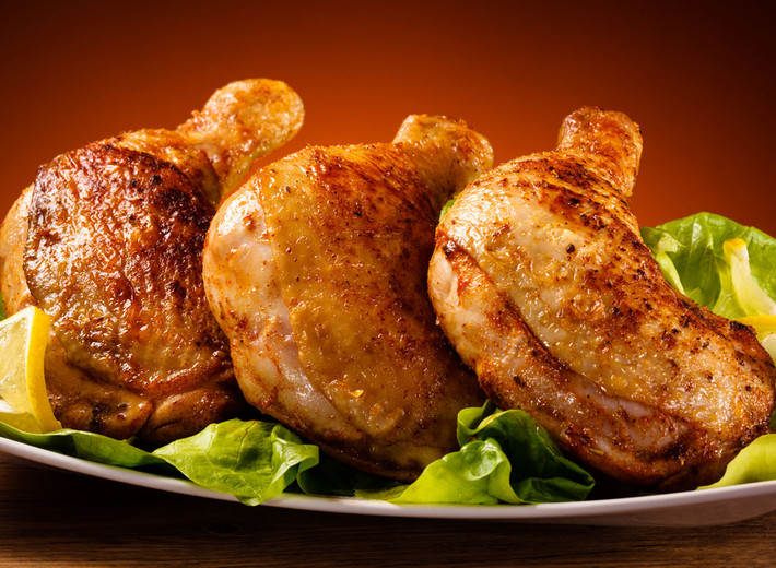 Khi quay gà lên, cholesteron trong da gà sẽ bị oxy hóa hình thành nên những hợp chất độc hại, thậm chí là có thể gây ung thư. Ảnh: Con là tất cả.