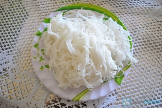 Cuối cùng là quét mật ong lên da để khi nướng da gà nhìn vàng rộm hấp dẫn hơn. Gà nướng nguyên con có thể ăn kèm với cơm trắng hay bún đều được. Ảnh: bún nguyễn bính.