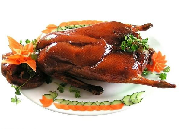Vịt nướng nguyên con: trong tất cả các món ngon được chế biến từ thịt vịt thì có lẽ vịt nướng nguyên con là món được nhiều người ưa thích nhất vì nó phù hợp với tất cả mọi người. Món này vừa có thể ăn kèm cơm, vừa có thể làm mồi nhậu nhâm nhi… Đây là một trong những món nướng nguyên con nổi tiếng của nước ta. Ảnh: Món ngon.