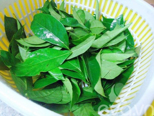 Điểm đặc biệt của món lợn nướng này chính là ở các loại gia vị. Người ta sẽ lấy các loại rau thơm gồm: húng lìu, lá móc mật, muối, mắc khén, hạt dổi đem trộn đều với nhau sau đó nhồi vào bụng con lợn, khâu chặt lại. Ảnh: Timeout Việt Nam.