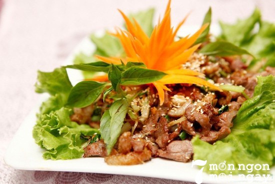 Món ngỗng xào lăn: Nguyên liệu gồm lườn ngỗng, ớt đỏ, xanh; nấm kim châm; tỏi, hành tây; hành hoa; các gia vị khác. Khi chế biến bạn hãy đem thịt ngỗng thái mỏng ướp gia vị sau đó đem xào lên bình thường, nêm nếm gia vị vừa miệng là xong. Ảnh: Món ngon mỗi ngày.