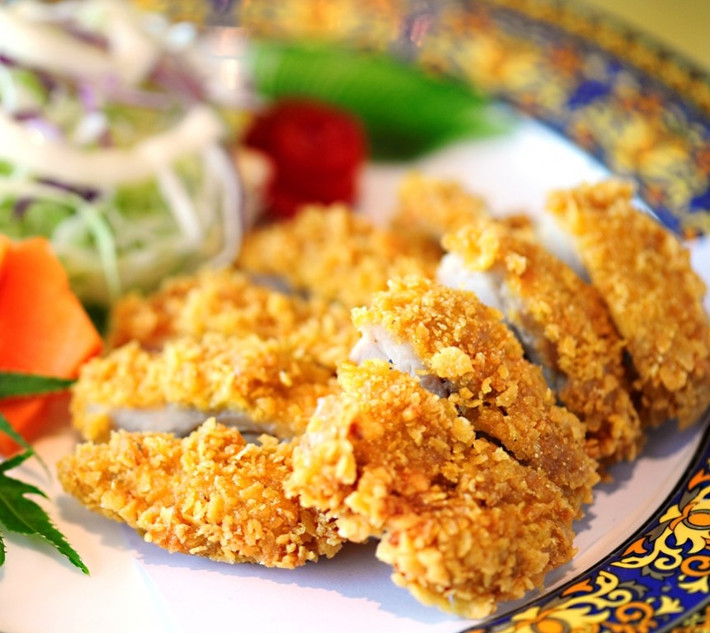 Gà chiên xù: nguyên liệu cần chuẩn bị gồm: ức gà 300g (tăng tùy lượng người ăn), 1 bát bột chiên xù, 1 bát bột ngô, 1 quả trứng gà; gia vị gồm: muối, hạt nêm, tiêu… Ảnh: Nhahang.org.