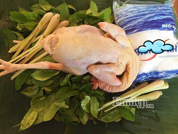 Cách làm: Dùng nồi hấp lót giấy bạc, rải một lớp muối trắng tiếp đến là một lớp lá chanh sau đó mới để gà lên (không để cho gà tiếp xúc với muối). Bắc lên bếp hấp đến khi gà chín thì lấy ra chặt miếng. Ảnh: Báo mới.