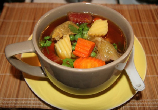 Thịt bò hầm rau củ: Thay vì các món canh bình thường vẫn chuẩn bị như: canh khoai tây, canh bí… thì chị em có thể thay đổi bằng món canh bò hầm rau củ sẽ hấp dẫn hơn rất nhiều. Ảnh: Tối nay ăn gì.