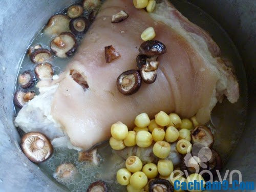 Cuối cùng là xào nấm hương với hành cho tất cả các nguyên liệu đã chuẩn bị vào hầm. Nên hầm trong nồi áp suất để chân giò chín mềm hơn và nhanh hơn. Ảnh: Cachlam9.com.