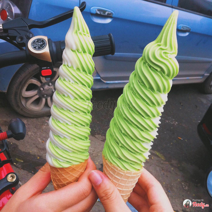 Kem có rất nhiều vị khác nhau nhưng phổ biến nhất vẫn là 3 vị: vani, socola, trà xanh… Tùy thuộc vào sở thích mà mọi người có thể yêu cầu kem 1 vị hoặc mix cả các vị vào với nhau như thế này đều được. Ảnh: Foody.