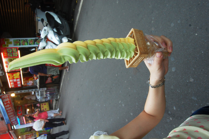 Còn chần chừ gì nữa mà không rủ bạn bè cùng xách mông lên đi thưởng thức món kem siêu lạ này. Ảnh: Foody.