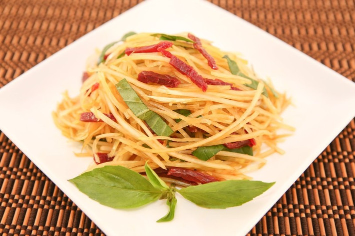 Đu đủ có thể ăn chín, chế biến thành các món sinh tố, kem hoặc chế biến các món ăn từ đu đủ như: nộm đu đủ, đu đủ xanh hầm móng giò, chân chó ăn rất tốt cho sức khỏe. Ảnh: Tạp chí phụ nữ.