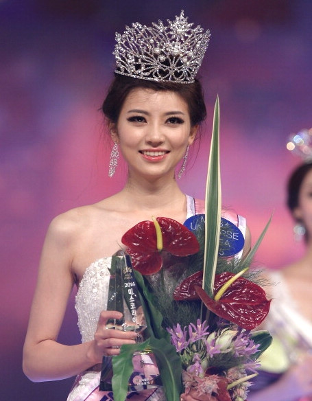 Thậm chí, ở năm này, 2 Á hậu và Hoa hậu được cho là có diện mạo bên ngoài giống hệt tân hoa hậu. Ngay cách trang điểm và làm tóc tương đồng nhau cũng khiến khán giả bị nhầm lẫn.