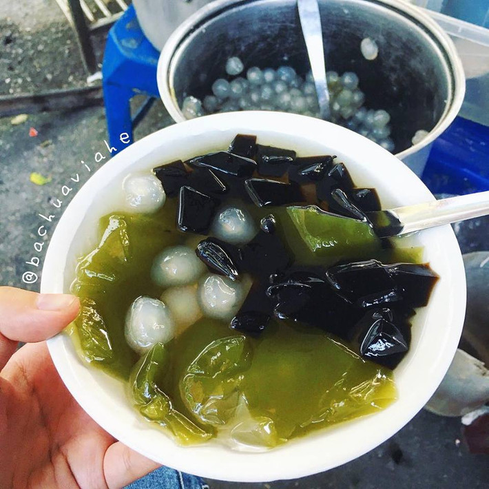 Mùa hè nắng nóng bạn thích ăn thạch găng muốn tự làm nhưng lách cách, mất công thì hãy chạy ngay ra cổng chợ Nghĩa Tân thưởng thức thạch găng vừa ngon vừa sạch có cả thạch đen và chân châu tự làm mà chỉ mất 10k. Ảnh: Bachuaviahe.