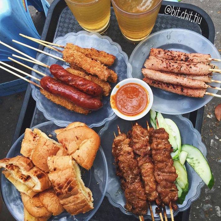 Thịt xiên, bánh mì mật ong và nem chua rán chỉ 5 -10k/ cái ở Sân C5 Lương Định Của. Ảnh:Bitchittui.