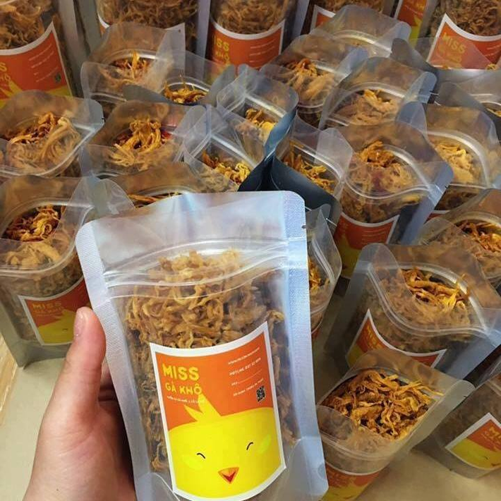 Nếu muốn ăn gà khô xé cay hãy đến Miss gà khô 289 Trần Khát Chân, chỉ cần chuẩn bị khoảng 42 đến 112 nghìn là bạn đã có thể thưởng thức no nê cùng bạn bè.Ảnh: Bachuaviahe.