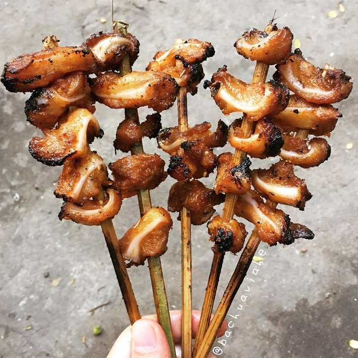 Tô Hiệu, Nghĩa Tân được coi là thiên đường ăn uống ở khu vực Cầu Giấy. Tại đây, nếu muốn ăn sụn nướng ngon mọi người nên đến quán ở cổng trường mầm non Hoa Hồng cũ. Giá sườn sụn ở đấy là 10k 1 xiên ăn rất đậm và ngon. Ảnh: Bachuaviahe.