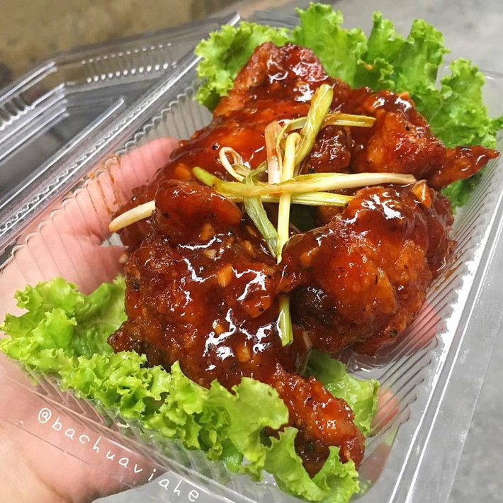 Mặc dù là khu vực không mấy nổi tiếng với đồ ăn vặt những chắc chắn mọi người không thể bỏ qua quán cánh gà sốt cay ở 44 ngõ 149 Trung Kính. Chỉ 60 là được ăn cánh gà thỏa thích. Ảnh: Bachuaviahe.
