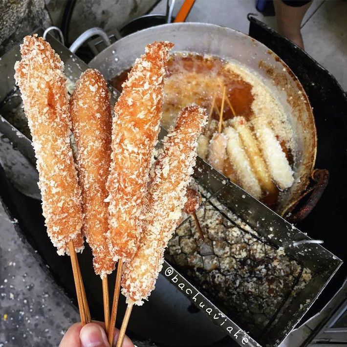 Không chỉ có các món chè mà đồ ăn vặt như gà xé cay, thịt xiên, nem chua rán… cũng là những món ăn nghiền của giới trẻ khi đến với Hà Nội. Ảnh: Bachuaviahe.