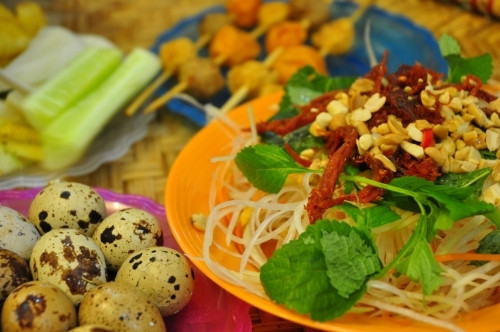 Nếu là người Hà Nội, trong ký ức tuổi thơ của bạn chắc chắn sẽ không thiếu những kỉ niệm về những lần cùng bạn bè lang thang trên phố thưởng thức những món ăn vặt khoái khẩu. Nếu là khách phương xa đến đây, từng được thưởng thức những món ăn này chắc cũng khó quên. Ảnh: Tinny book.